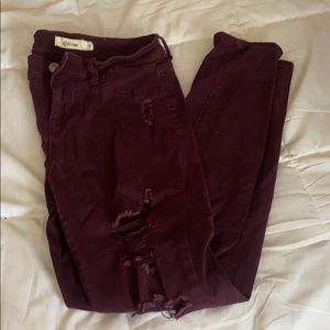 Distressed skinny jeans in burgundy